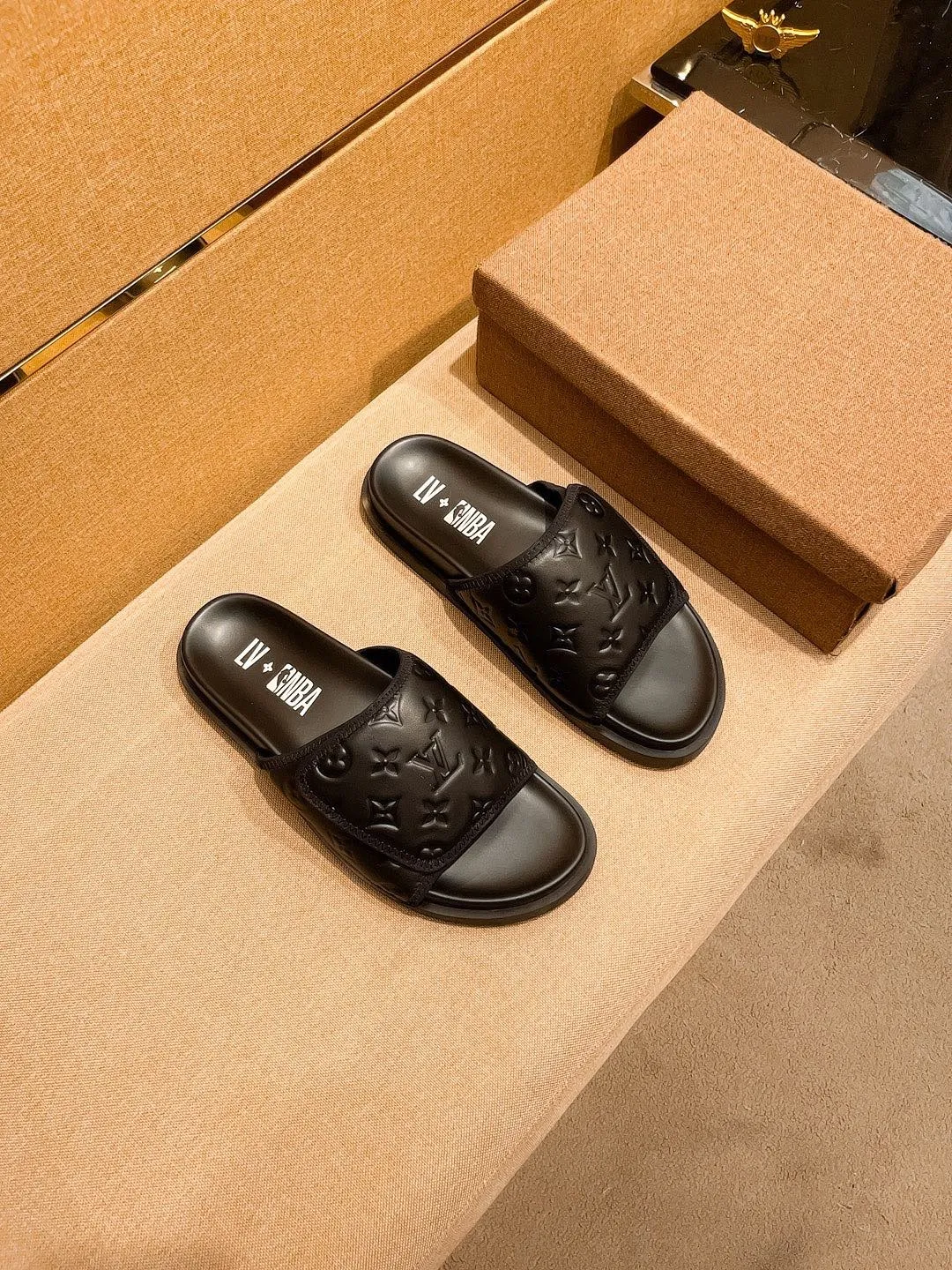 Men's men's shoes 💰 320💰 New model on the market 🔥[LV🔥 Louis Vuitton slippers] High-end 1:1 mold customization, original upgraded version of the outsole, lighter and non-slip. The market's top quality, fashionable and trendy, versatile and popular, simple yet tasteful, a must-have for fashionistas, exuding a fashionable and casual atmosphere, fashion is at your feet, full of confidence, the same style at the counter 👍The season of spring and summer slippers is here, super beautiful to wear, 38-44 1⃣️colors available🔥